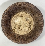 PLACA DECORATIVA EM ESTILO BARROCO OU RENASCENTISTA APRESENTA RELEVO DETALHADO DE UMA CENA DE UMA CENA CLÁSSICA PASTORAL COM FIGURAS HUMANAS AO CENTRO ESCULPIDAS EM ALTO RELEVO FEITA EM  ESPUMA DO MAR  OU GESSO,  MOLDURA EM MADEIRA ESCULPIDA COM VOLUTAS E ACANTO. MEDIDAS: 4 X 18 CM