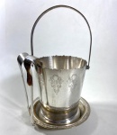 BALDE DE GELO, PRATO E DOIS PEGADORES DE GELO EM METAL RATEADO. MEDIDAS DO BALDE 14 CM DE ALT.