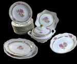CONJUNTO EM PORCELANA NACIONAL SCHMIDT COM DECORAÇÃO FLORAL E FRISO DOURADO, CONTENDO 12 PRATOS FUNDOS ( 23 CM ) SOPEIRA COM TAMPA, (18 X 27 CM)   4 TRAVESSAS COM BICADOS ( 6 X  26 CM / 6 X 20  X 29 CM / 3 X 18 X 28 / 3,5 X 21 X 33 CM ) VEJA FOTOS EXTRAS.