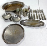 PEÇAS  DIVERSAS EM METAL PRATEADO COM DESGASTES NO METAL E GRAVAÇÕES. MEDIDAS PRATO MENOR : 3 X 10, 5 CM  / PRATO MAIOR: 6 X 19 X 29 CM