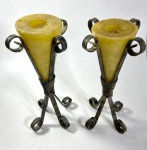 DUAS VELAS NA FORMA DE CONE COM SUPORTE  EM MATAL PATINADO. MEDIDAS: 29 CM DE ALT.
