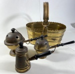 QUATRO PEÇAS DIVERSAS EM METAL DOURADO SENDO CESTO, DOIS INCENSÁRIOS E BULE TURCO- MEDIDAS DO CESTO 16 X 21, 5 X 32,5 CM