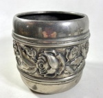 CACHEPOT EM METAL PRATEADO COM FLORES EM ALTO RELEVO. MEDIDAS: 16 C DE ALT.