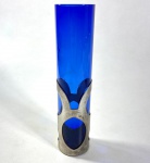 PEQUENO VASO SOLIFLEUR  EM VIDRO AZUL COM GUARNIÇÃO EM METAL PRATEADO. MEDIDAS: 21, 5 CM DE ALT.