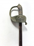RELÍQUIA- ESPADA DE OFICIALATO REPUBLICANO BRASILEIRO - DATÁVEL DA PRIMEIRA REPÚBLICA (C.1889 -1910) -  ANTIGA ESPADA / SABRE DE OFICIAL MILITAR BRASILEIRO DA PRIMEIRA REPÚBLICA, PROVAVELMENTE DO MODELO 1889 - 1908 USADO EM CERIMÔNIA E GALA POR OFICIAIS LOGO APÓS A PROCLAMAÇÃO DA REPÚBLICA .  BRASÃO GRAVADO NO GUARDA-MÃO COM INSCRIÇÃO " ESTADOS UNIDOS DO BRAZIL - 15 DE NOVEMBRO DE 1889" SENDO O NOME OFICIAL ADOTADO PELO PAÍS APÓS A PROCLAMAÇÃO DA REPÚBLICA E PERMANECEU EM USO ATÉ MEADOS DO SÉCULO XX, SENDO DEPOIS ALTERADO PARA "REPÚBLICA FEDERATIVA DO BRASIL, O EMBLEMA TRAZ A ESTRELA DE CINCO PONTAS, O CÍRCULO COM ESTRELAS DO CRUZEIRO DO SUL E RAMOS DE CAFÉ E FUMO, TODOS COMPONENTES OFICIAIS DO BRASÃO DE ARMAS REPUBLICANO INSTITUIDO EM 1889 , FINAL DO SÉCULO XIX / PRIMEIRAS DECADAS DO SÉCULO XX, O QUILLON ENROLADO LATERAL É UM DETALHE CLÁSSICO DAS ESPADAS MILITARES DE FIM DE OITOCENTOS. POSSUI OXIDAÇÃO NA LÂMINA, COERENTE COM A IDADE. MEDIDAS:  88 CM DE COMPRIMENTO / 74 CM DE LÂMINA;