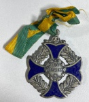 INSÍGNIA DA ORDEM DO MÉRITO MILITAR, IMPORTANTE CONFEDERAÇÃO DAS FORÇAS ARMADAS DO BRASIL. CRUZ DE QUATRO BRAÇOS  ESMALTADA EM AZUL-REI EM AMBAS AS FACETAS, COM BORDAS EM METAL PRATEADO , MEDALÃO CENTRAL CIRCULAR "AO MÉRITO" E FITA DE SEDA EM GORGURÃO COM AS CORES NACIONAIS. MEDIDAS: 3 X 4 CM