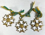 TRÊS INSÍGNIAS DA ORDEM DO MÉRITO MILITAR, IMPORTANTE CONFEDERAÇÃO DAS FORÇAS ARMADAS DO BRASIL. CRUZ DE CINCO BRAÇOS  ESMALTADA EM BRANCO COM BORDAS EM METAL DOURADO , MEDALÃO CENTRAL CIRCULAR "AO MÉRITO" E FITA DE SEDA EM GORGURÃO COM AS CORES NACIONAIS. MEDIDAS: 3 X 4 CM