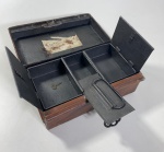 ANTIGA CAIXA DE CAUDAIS OU CAIXA FORTE DE MÃO, PROVAVELMENTE DATADA DO FINAL DO SÉCULO XIX, CONFECCIONADA   EM METAL, POSSUI UMA CHAVE ORIGINAL. MEDIDAS: