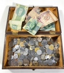 NUMISMÁTICA- CAIXA COM DIVERSAS MOEDAS E ALGUMAS NOTAS  ANTIGAS. MEDIDA DA CAIXA: