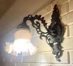 APLIQUE DE PAREDE EM METAL PATINADO, COM CÚPULA EM VIDRO NA COR ÂMBAR , DA EXTINTA FABRICA ARTESANATO GUARISSE. POSSUI DESGASTE NO METAL. ATENÇÃO: PEÇA NECESSITA RETIRADA NA CASA DO COMITENTE VILA ASSUNÇÃO PORTO ALEGRE-RS