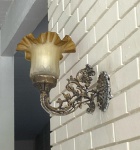 APLIQUE DE PAREDE EM METAL PATINADO, COM CÚPULA EM VIDRO NA COR ÂMBAR , DA EXTINTA FABRICA ARTESANATO GUARISSE. POSSUI DESGASTE NO METAL. ATENÇÃO: PEÇA NECESSITA RETIRADA NA CASA DO COMITENTE VILA ASSUNÇÃO PORTO ALEGRE-RS