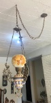 LUSTRE E EM METAL PATINADO, COM CÚPULA EM VIDRO PINTADO Á MÃO E BOJO EM CERÂMICA ARTESANAL DA EXTINTA FABRICA ARTESANATO GUARISSE. POSSUI DESGASTE NO METAL. ATENÇÃO: PEÇA NECESSITA RETIRADA NA CASA DO COMITENTE VILA ASSUNÇÃO PORTO ALEGRE-RS