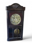 RELÓGIO DE PAREDE  CARRILHÃO DA MARCA ALEMÂ JUNGHANS,  DECADAS DE 1930-1950, APRESENTA CARACTERÍSTICAS DE TRANSIÇÃO ENTRE O ART'DECO E O ESTILO FUNCIONALISTA DO MMEIO DO SÉCULO. CAIXA EM MADEIRA NOBRE EM FORMATO RETANGULAR E FRONTÃO DISCE=RETAMENTE ORNAMENTADO COM ENTALHE EM RELEVO, MOSTRADOR EM METAL COM ALGARISMOS ARÁBICOS EM R3ELEVO E DOIS ORIFÍCIOS  PARA CORDAS, PÊNDALO EM DISCO EM METAL , APRESENTA DESGASTE  NATURAL DO TEMPO. FUNCIONANDO, NECESSITA REPAROS. MEDIDAS: 64 CM DE ALT. X 27 CM DE LARG X 16 CM DE PROF.