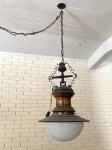 GRANDE LUSTRE  MODELO INGLÊS FABRICADO EM LATÃO COM CÚPULA EM VIDRO BRANCO LEITOSO. ATENÇÃO: PEÇA NECESSITA RETIRADA NA CASA DO COMITENTE VILA ASSUNÇÃO PORTO ALEGRE-RS