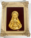 SAGRADO CORAÇÃO DE JESUS EM ALTO RELEVO, CONFECCIONADO EM GESSO APOIADO SOBRE FUNDO EM VELUDO VERMELHO E ANTIGA MOLDURA . MEDIDA TOTAL: 53 X 43 CM