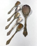 6 COLHERES PARA SORVETE  EM METAL PRATEADO SENDO UMA MAIOR E CINCO MENORES MEDIDAS: MAIOR 19,5 CM E MENORES 12,5 CM