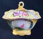 BOMBONIERE EM CERÂMICA PINTADA Á MÃO ANOS 50-60. COM  BICADOS. MEDIDAS: 17 X 17 X 17 CM
