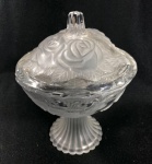 BOMBONIER EM VIDRO PRENSADO  SATINÉ COM DECORAÇÃO FLORAL. MEDIDAS: 18 CM DE ALT.