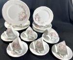 CONJUNTO EM PORCELANA NACIONAL SCHMIDT, DECORAÇÃO FLORAL E FRISO DOURADO, SEIS XICARAS DE CHÁ COM SEUS RESPECTIVOS PIRES,  5 PRATOS DE SOBREMESA 19 CM  E DOIS PRATOS RASOS, 26 CM