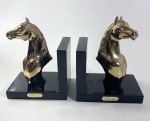 SERRE LIVRES CABEÇA DE CAVALO DOURADA EM MATERIAL SINTÉTICO E BASE EM ACRÍLICO. MEDIDAS: 15 X9,5 X 14 CM