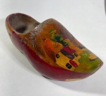 TAMANCO EM MADEIRA PINTADA DECORATIVO. MEDIDAS: 12 X 10 X 28 CM DE COMP.