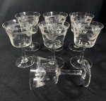 SETE CÁLICES PARA VINHO BRANCO EM CRISTAL EUROPEU COM LAPIDAÇÃO TÍPICA SAINT'LOUIS. MEDIDAS: 11.5 CM DE ALT. X 7 CM BOCAL.