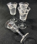 QUATRO CÁLICES  PARA LICOR  EM CRISTAL EUROPEU COM LAPIDAÇÃO TÍPICA SAINT'LOUIS MEDIDAS: 9,5 CM DE ALT. X 4,5 CM DE BOCAL