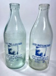 DUAS ANTIGAS GARRAFAS DE LEITE. MEDIDAS: 26 CM DE ALT.