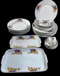 CONJUNTO EM PORCELANA NACIONAL CONTENDO: TRAVESSA MAIOR (18,5 X 29,5 CM ), TRAVESSA MENOR (15,5 X 27,5 CM ) XICARA DE CAFÉ COM SEU RESPECTIVO PIRES E 4 PIRES AVULSOS, SEIS PRATOS DE SOBREMESA (19 CM ), SEIS PRATOS FUNDOS (23 CM), SEIS PRATOS RASOS (25 CM )