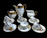 CONJUNTO DE CAFEZINHO  EM PORCELANA NACIONAL COM DECORAÇÃO FLORAL E FRISO DOURADO , CONTENDO BULE, 16 CM DE ALT., CREMEIRA 8 CM DE ALT., AÇUCAREIRO 10 CM E 6 XÍCARAS DE CAFÉ COM SEUS RESPECTIVOS PIRES., UMA XICARA COM PADRONAGEM DIFERENTE.