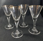 QUATRO CÁLICES PARA DRINK COM BORDA DOURADA, ALGUNS COM DESGASTE NA DOURAÇÃO UM COM BICADO. MEDIDAS: