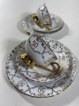 PAR DE XÍCARAS, PIRES E PRATO DE SOBREMESA COM MOTIVO DE BODAS DE OURO 50 ANOS COM DECORAÇÃO DOURADA.