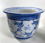 CACHEPOT EM PORCELANA AZUL E BRANCA COM DECORAÇÃO FLORAL PINTADA Á MÃO. MEDIDAS: 13 X 16 CM DE DIÂMETRO