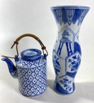 PEQUENO BULE DE CHÁ  ( 12 CM ) E CASTIÇAL ( 20 CM ) EM PORCELANA AZUL E BRANCO, PINTADA Á MÃO