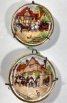 DOIS PRATINHOS DE PAREDE COM DECORAÇÃO INGLESA. MEDIDAS: 8,5 CM