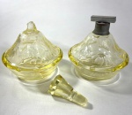 DUAS PEÇAS DE TOUCADOR EM CRISTAL LAPIDADO AMARELO, VIDRO DE PERFUME COM QUEBRA. MEDIDAS: