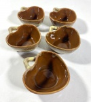 CINCO POTES DE SOBREMESA EM CERÂMICA VITRIFICADA REPRESENTANDO CAJU. MEDIDAS: