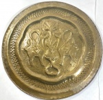 GRANDE MEDALHÃO  DE PAREDE EM BRONZE COM ACABAMENTO POLIDO APRESENTA DOIS ANIMAIS ALADOS ESPALHADOS EM RELEVO NO CENTRO DA PEÇA. MEDIDAS: 58 CM