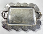 BANDEJA EM METAL PRATEADO, GALERIA VAZADA, BASE CINZELADA. DESGASTE NO METAL. MEDIDAS: 30 X 37 CM