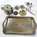 BANDEJA, AÇUCAREIRO, PORTA ALIANÇAS, 3 PRATINHOS E UM RAMO DE ROSA EM METAL PRATEADO, COM DESGASTE NO METAL. MEDIDA DA BANDEJA;