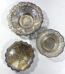 TRÊS CENTROS DE MESA EM METAL PRATEADO. DESGASTE NO METAL. MEDIDAS: