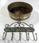 BACIA EM LATÃO COM FAIXA EM METAL PRATEADO E CABIDE EM METAL. MEDIDAS: