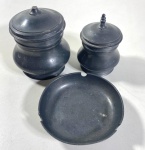 TRÊS PEÇAS EM ESTANHO, SENDO: CINZEIRO E DOIS POTES. MEDIDAS: