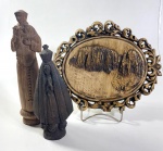 TRÊS PEÇAS EM MADEIRA ENTALHADA SENDO: ESCULTURA REPRESENTANDO SANTO ANTÔNIO DE PÁDUA, IMAGEM DE NOSSA SENHORA DA CONCEIÇÃO APARECIDA E QUADRO REPERESENTANDO A TORRE SUL E GUARITA DE TORRES , RS. MEDIDAS: