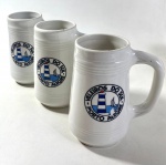 TRÊS CANECAS DE CHOPP EM CERÂMICA NACIONAL 'VELEIROS DO SUL". MEDIDAS: