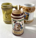 TRÊS CANECAS DE CHOPP EM CERÂMICA NACIONAL. UMA COM LASCA. MEDIDAS: