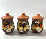 TRÊS POTES EM CERAMICA COM DECORAÇÃO FLORAL E  TAMPA. MEDIDAS: