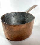 PANELA  FRANCESA EM COBRE. LEVE AMASSADO NA BORDA. MEDIDAS: 9,5 CM ED ALT. X 17 CM DE DIÂMETRO X 41,5 CM DE COMP;