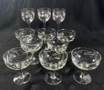 11 CÁLICES EM VIDRO SENDO DOIS COM PÉ ALTO E LAPIDAÇÃO (18,5 CM ), TRÊS COM PÉ BAIXO ( 9,5 X 9 CM DIÂMETRO) E LAPIDAÇÃO E CINCO LISOS.