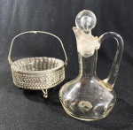 DOIS PORTA TEMPEROS SENDO GARRAFA  EM VIDRO PARA VINAGRE, POTE EM VIDRO COM SUPORTE EM METAL PRATEADO. MEDIDAS: